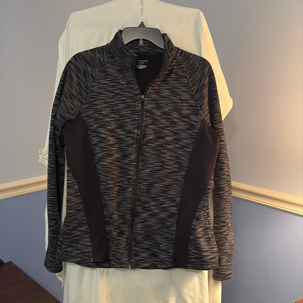 Women’s exercise outerwear